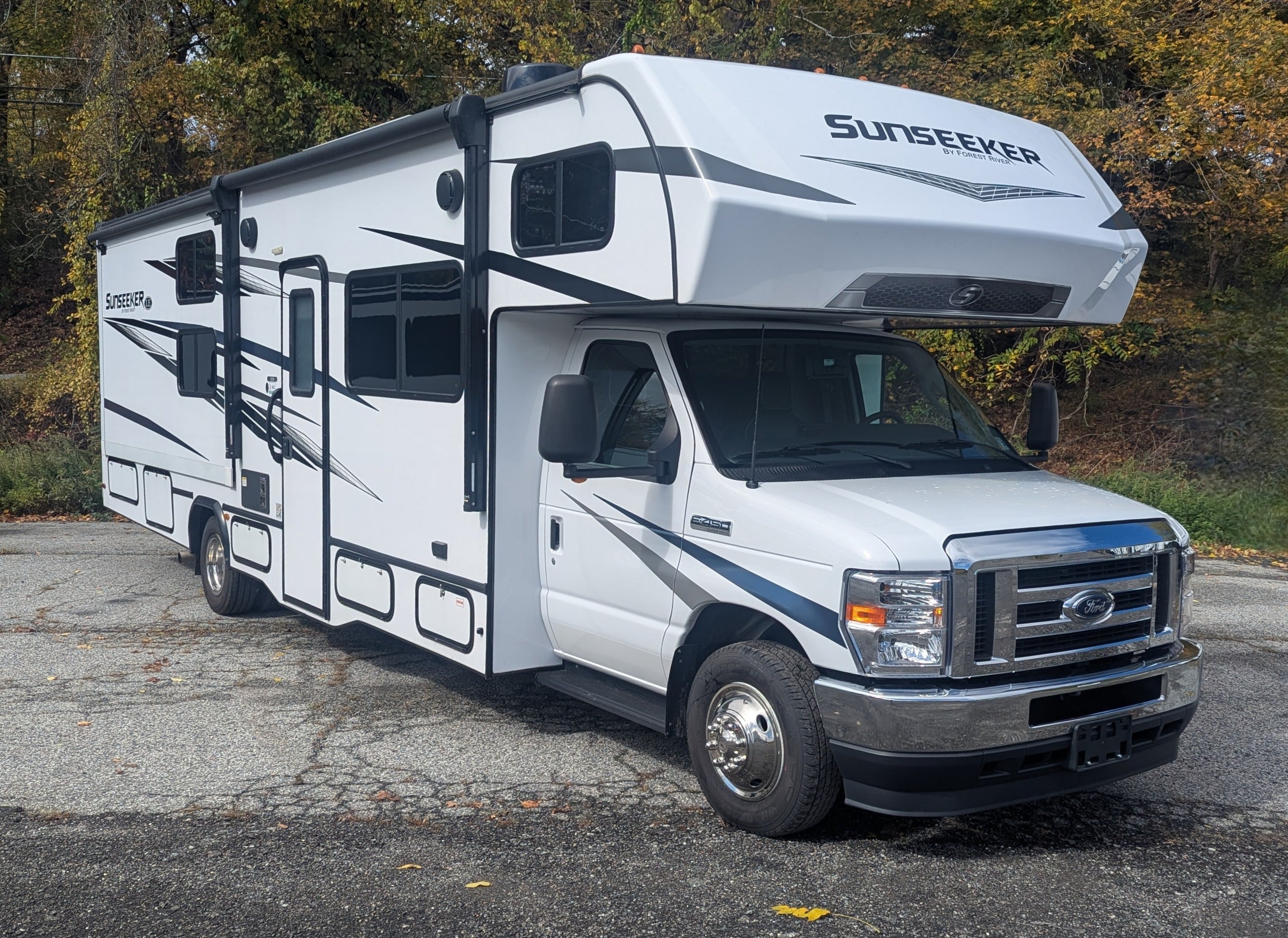 2024 FOREST RIVER 32' SUNSEEKER 3250SLE for Rental at 84 RV Rentals