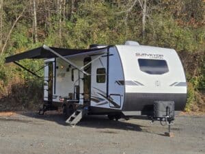 2023 FOREST RIVER 32' SURVEYOR LEGEND 276BHLE