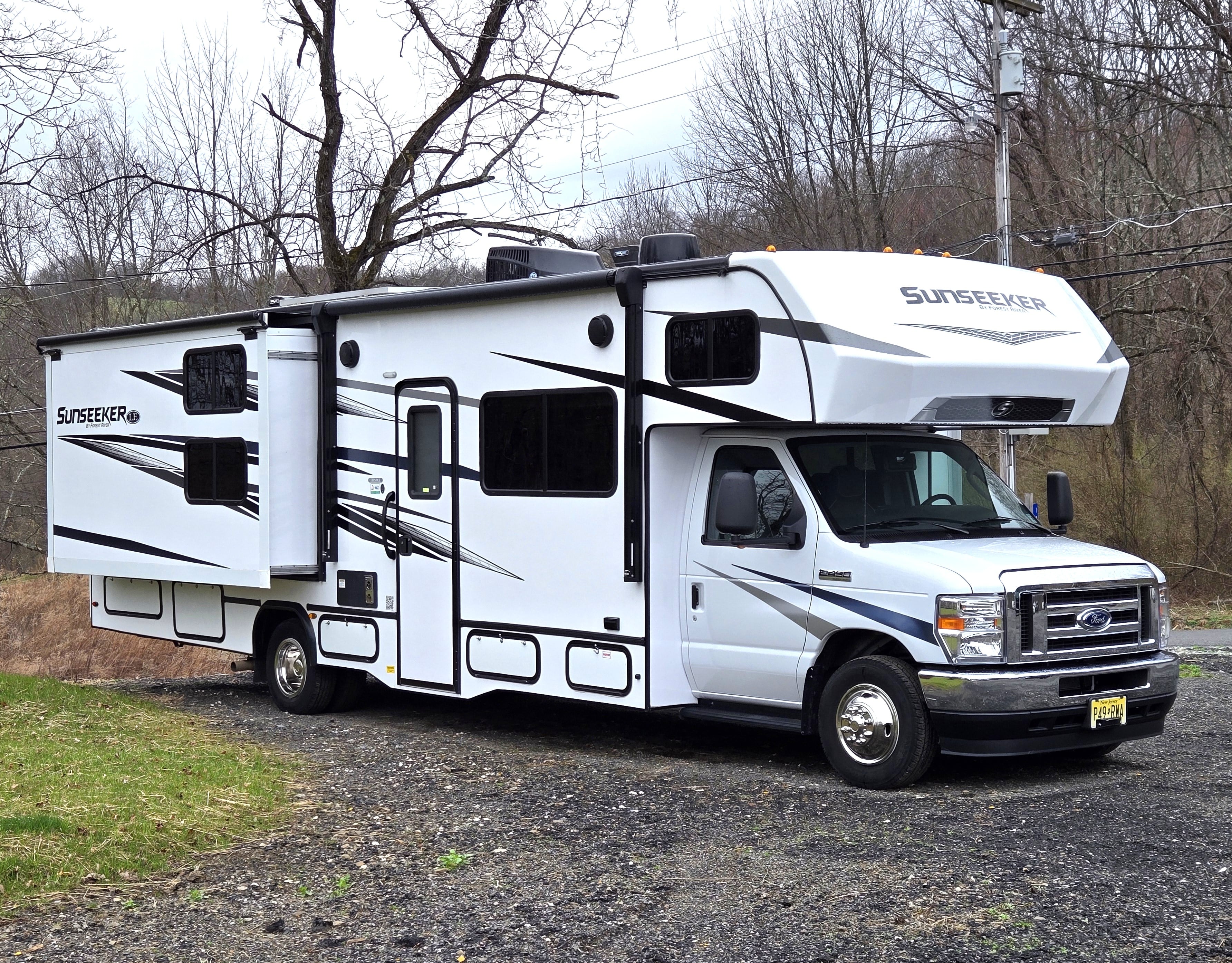 2024 FOREST RIVER 32' SUNSEEKER 3250SLE for Rental at 84 RV Rentals